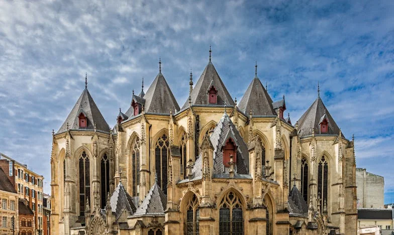 Un hogar entre ruinas: La historia de Lucía y el eco de la familia