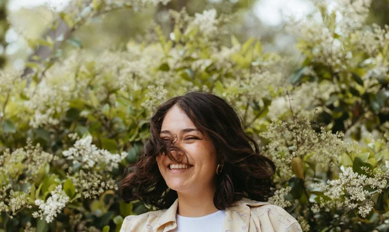 El beso bajo la lluvia: secretos en el aparcamiento de la iglesia