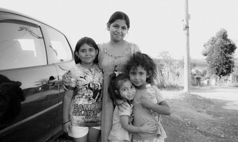 Gritos en la escalera: La historia de Tomás, atrapado entre el ruido y la indiferencia