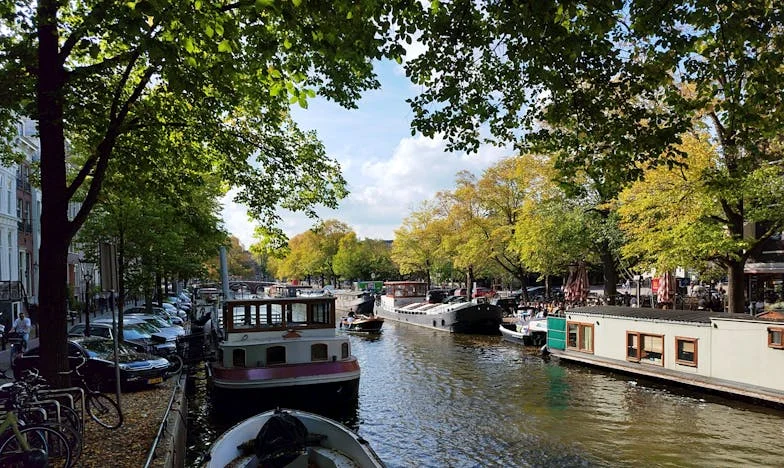 «Mamá, este año no voy a casa por Navidad…» – Una historia de soledad, esperanza y desengaños familiares en Madrid