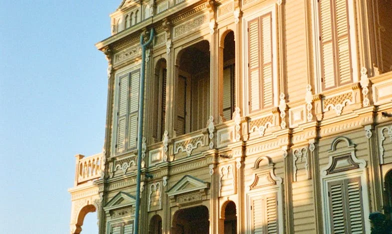 Bajo el mismo techo: Historia de traición y silencio