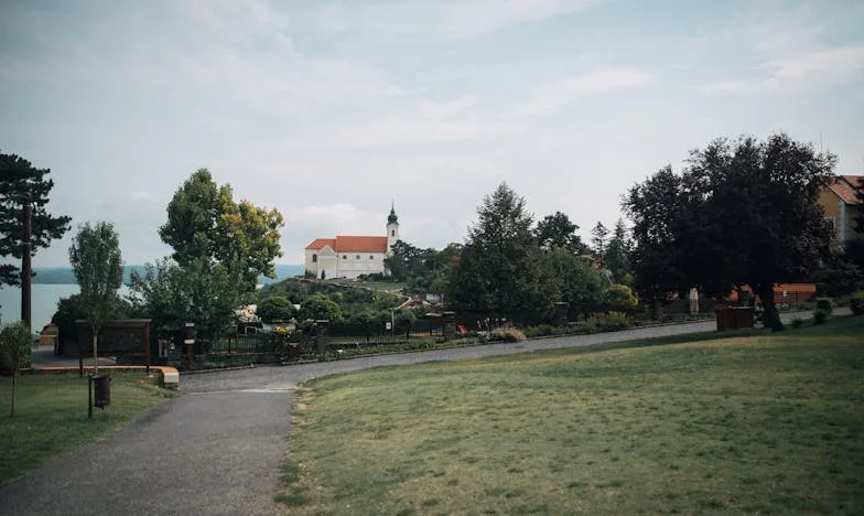 Espejos Rotos: Doce Años de Mentiras