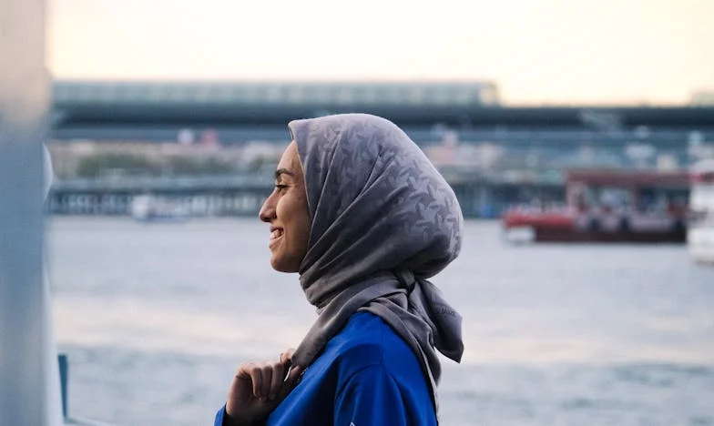 Invisible en la mesa: la noche en que dejé de existir