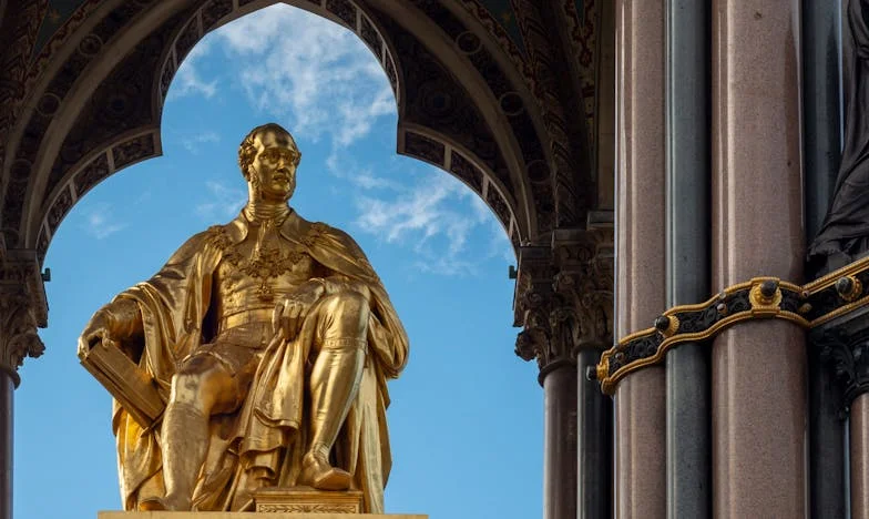 La Invitada Invisible: Un Cumpleaños Roto