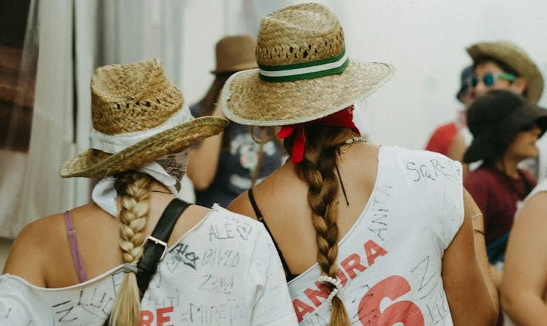 Lo que pensaban nuestros vecinos: Un relato sobre amor, prejuicios y una pared