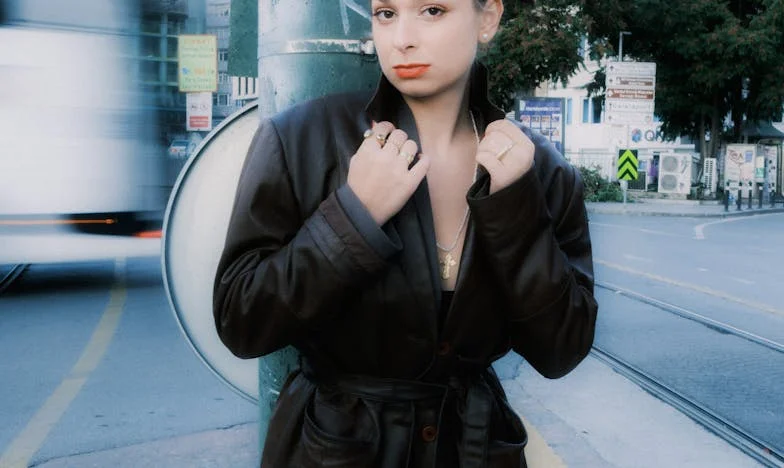 Entre el silencio de la tumba y el eco de mi hija: una madre española frente a la distancia