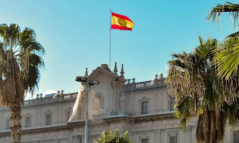 El niño de cabellos plateados: entre el milagro y la sospecha