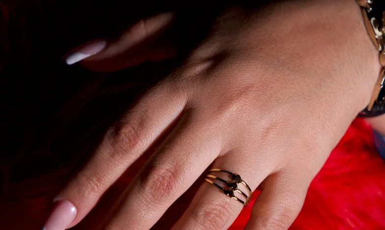 Mi hija me rechaza por ser pobre: Confesiones de una madre madrileña