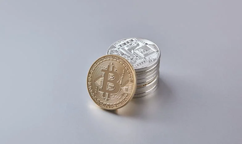 Cuando mi hijo se casó y me enteré por la vecina: La historia de un silencio que rompió mi familia