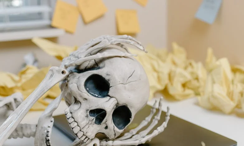 Entre dos fuegos: Cuando mi suegra tomó el control de mi vida