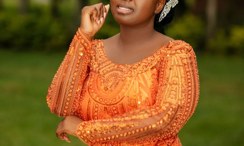 Entre la sartén y el fuego: Mi batalla silenciosa con mi suegra en casa