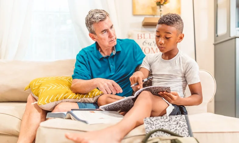 Mi marido dijo que estaba de viaje, pero el GPS lo delató: lo que hice después cambió mi vida para siempre