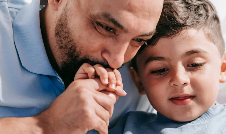 Cuando el corazón no entiende de sangre: La historia de Olivia y su renacer en Sevilla