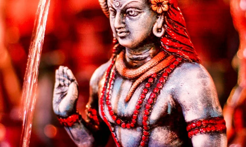 Después de los sesenta, la soledad era mi refugio... hasta que en la parada del autobús escuché su voz