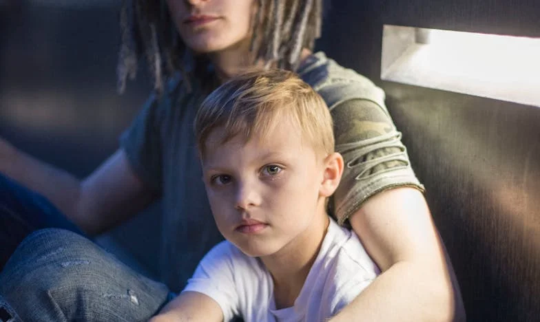 Entre cuatro paredes: Cuando el hogar se convierte en campo de batalla