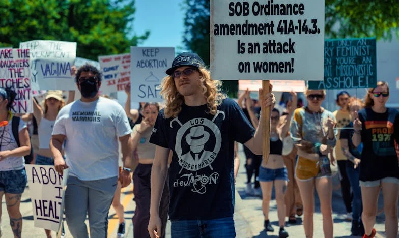 Entre mi suegra y yo: Cuando mi marido eligió a su madre antes que a mí
