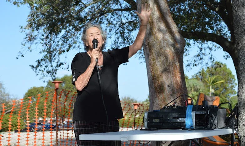 Los fragmentos del silencio: La noche en que mi familia se rompió y aprendí a hablar