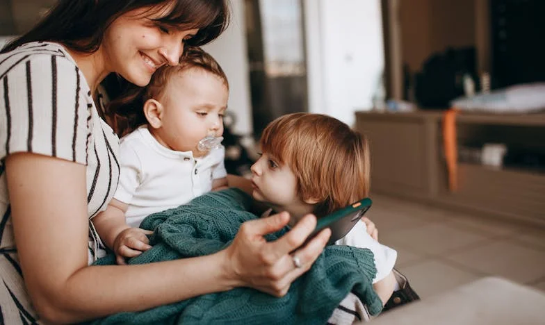 "Mamá, te has olvidado de la mancha": Mi vida como suegra en España. ¿De verdad la familia lo es todo?