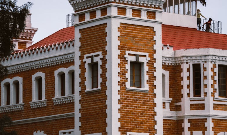 Abrí el viejo archivador de documentos de mi marido. Al fondo encontré su carta a otra mujer: la fecha en el sobre, el día de nuestro compromiso