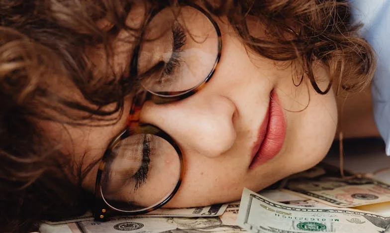 La cartera de mi marido y mi jaula de oro: Lucha por la libertad en un matrimonio congelado