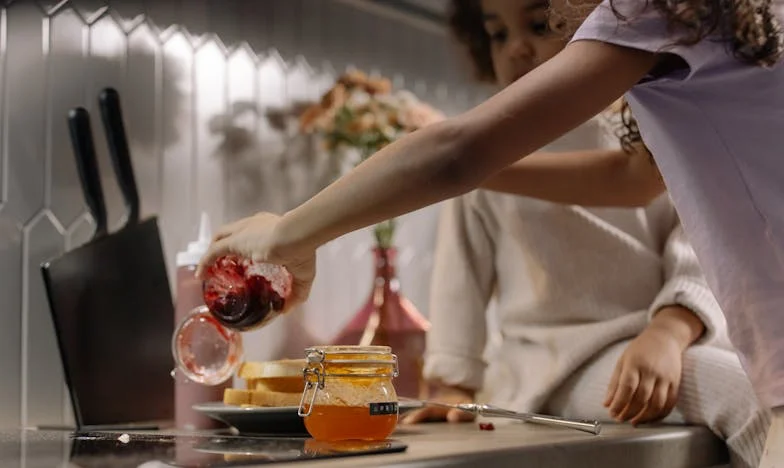 Mi hija adolescente apareció con zapatillas nuevas y un móvil último modelo: decidí seguirla y descubrí un secreto que me rompió el alma