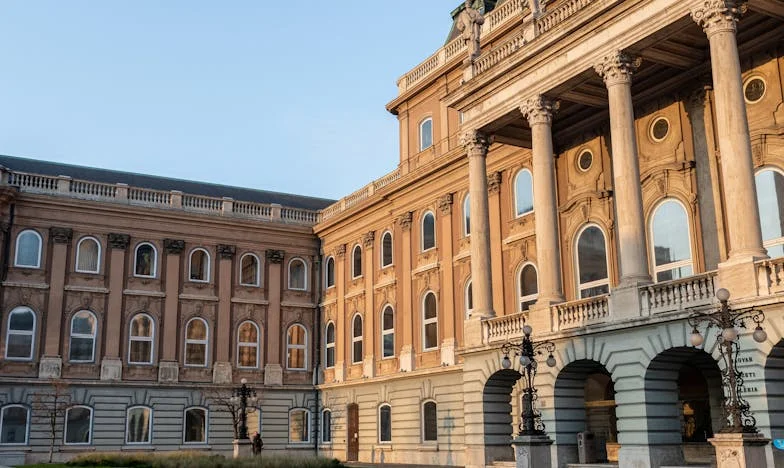Mi madre prometió que tras la boda nos daría el piso de la abuela, pero todo cambió de repente