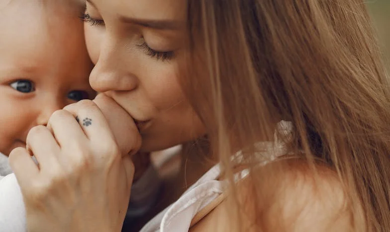 Mi suegra solo llama cuando hay nómina: ¿Hasta dónde llega el deber familiar?