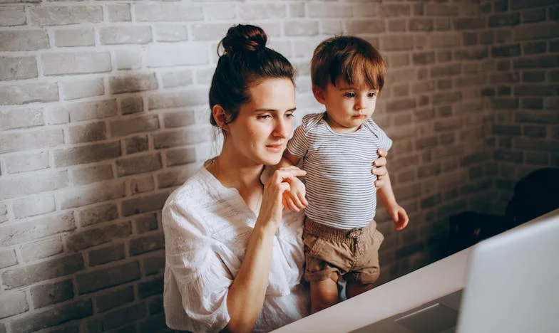 "Nunca serás suficiente": La historia de Lucía, entre la maternidad y el juicio de su marido