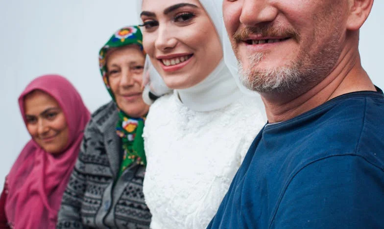 Sola en la boda: El secreto que destrozó mi familia en el altar de mi hijo