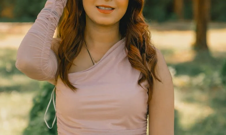 Vestido prohibido y lágrimas bajo los focos: La noche de graduación que cambió mi vida