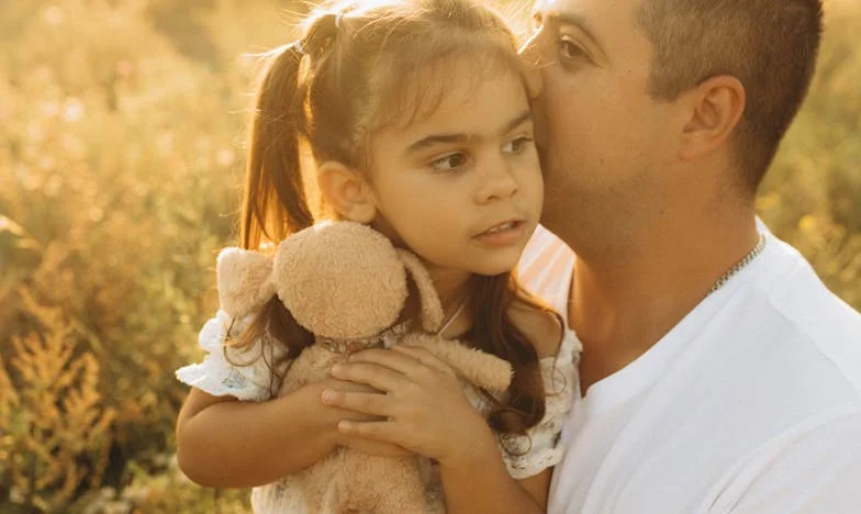 Volví Millonario, Pero la Lluvia Descubrió una Verdad Que Rompió Mi Corazón