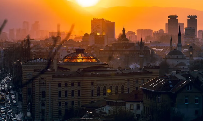Cada vez que mi yerno llega a casa, tengo que esconderme o marcharme
