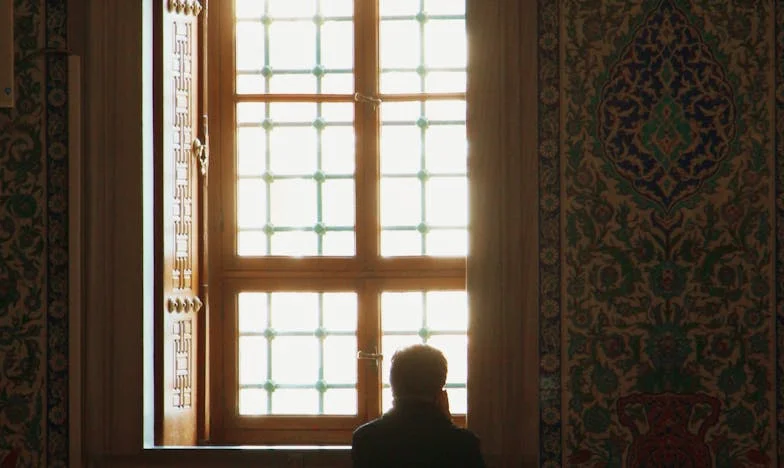 En la cena de gala de mi marido, me humilló — Pero levanté la copa y recuperé mi poder