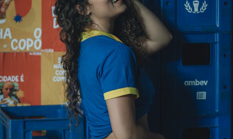 La mujer humilde que alimentó a un niño sin hogar hasta que cuatro coches de lujo vinieron a buscarlo