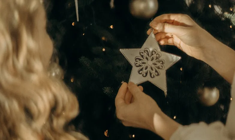 Me casé con un hombre veinte años mayor: la lección de mi vida que nunca imaginé