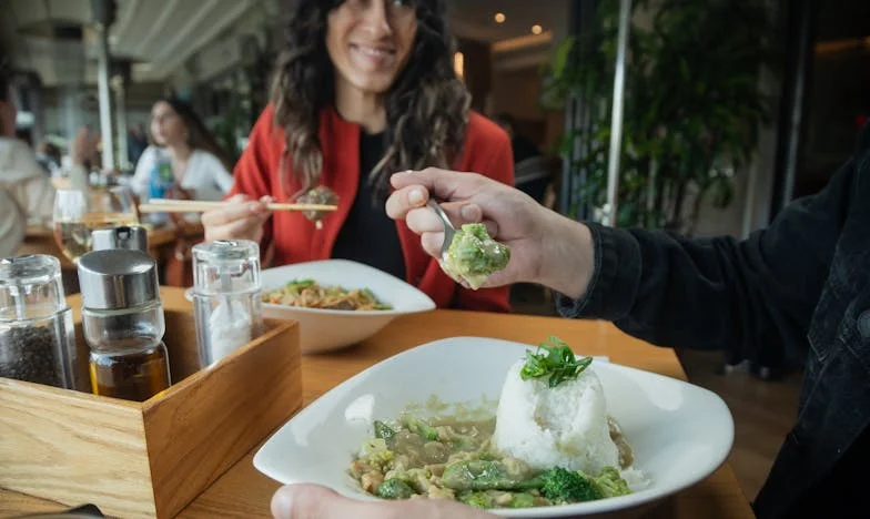 J’ai tendu la main à une inconnue… et j’ai découvert qu’elle avait détruit la vie de ma mère