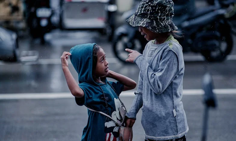 « Ce jour-là, j’ai compris que la vraie beauté ne se voit pas dans un miroir » – Mon combat contre le harcèlement à l’école