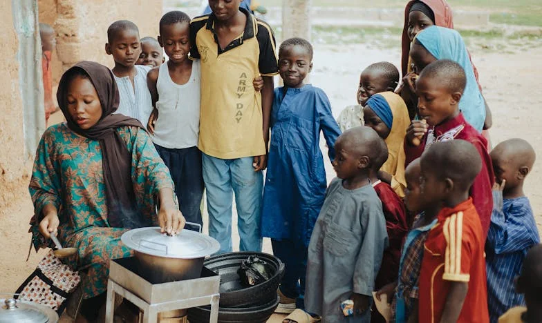 Dix filles après : Espoirs et désillusions d’une mère française face à la pression familiale