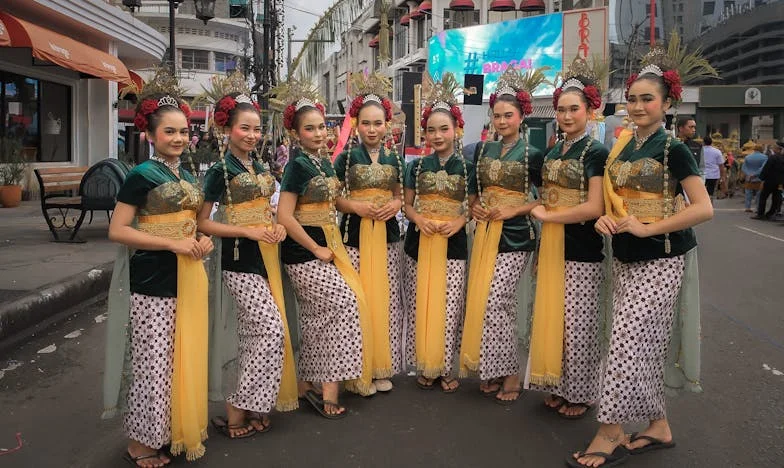 J’ai épousé un homme de 20 ans mon aîné : le conte de fées qui a bouleversé ma vie