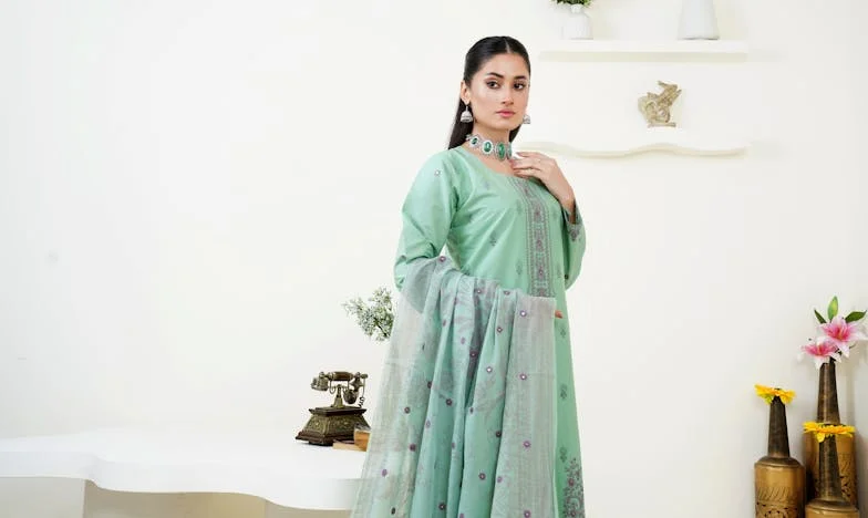 J’ai remis ma robe de mariée 50 ans plus tard… et mon mari n’a pas pu retenir ses larmes