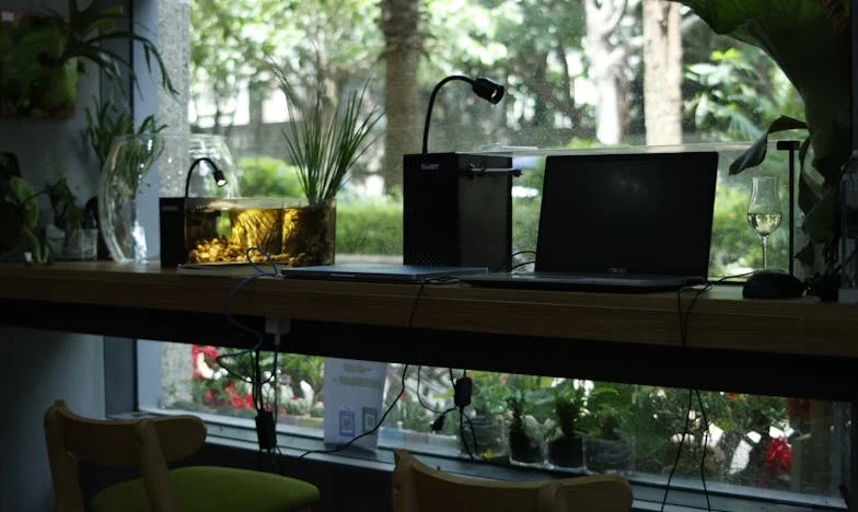 « Mon fils ne sera pas un homme au foyer ! » : Quand ma belle-mère a brisé le silence dans notre salon