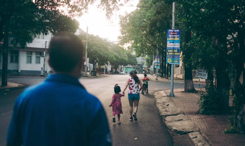 Ma petite-fille disparaît dans l’ombre de son frère : le choix impossible d’une grand-mère française