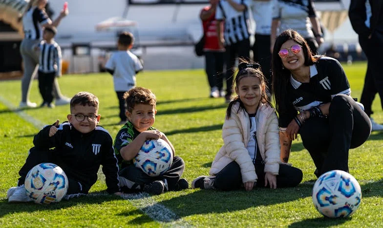 Quand mon fils est devenu père à dix-huit ans : récit d’une mère française face au regard des autres