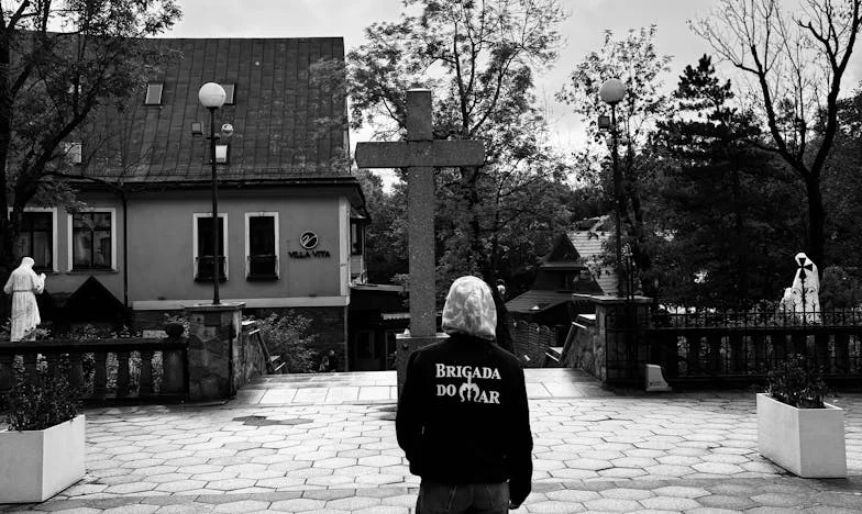 Dans l’ombre de mon frère : l’héritage d’une injustice familiale