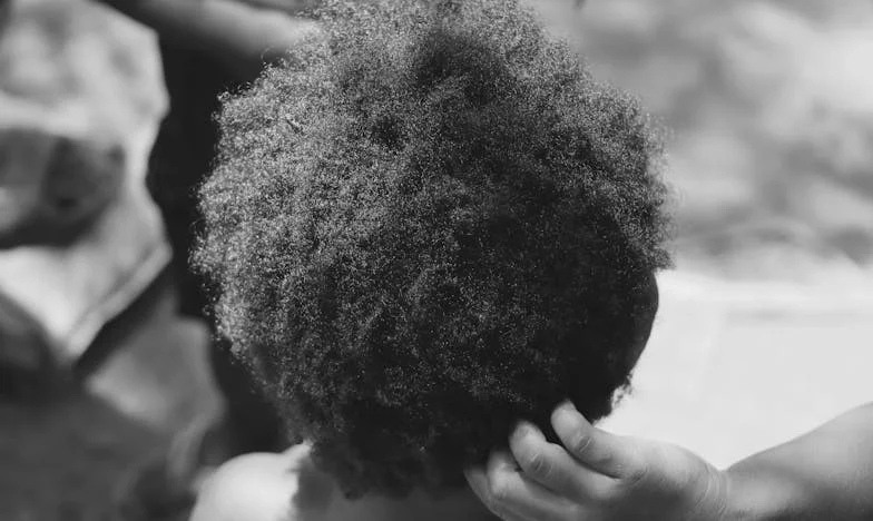 Ma fille adolescente a des baskets neuves et un smartphone dernier cri… mais je n’ai rien acheté : ce que j’ai découvert en la suivant m’a bouleversé