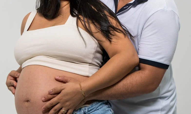 À quarante-sept ans, j’ai donné naissance à une fille : quand le bonheur divise une famille