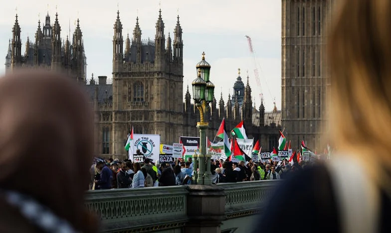 Sous l’œil implacable de ma mère : Jusqu’où peut aller le contrôle parental ?