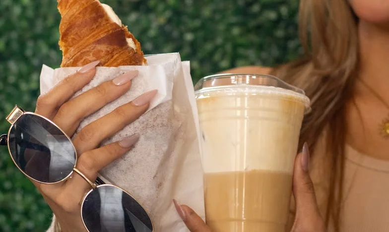 Sous l’ombre de ma belle-mère : Comment mon mariage s’est effondré au nom de l’aide