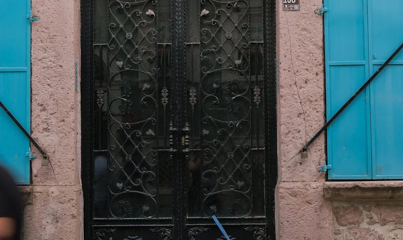 Après l’enterrement, j’ai ouvert son vieux téléphone… et tout a basculé