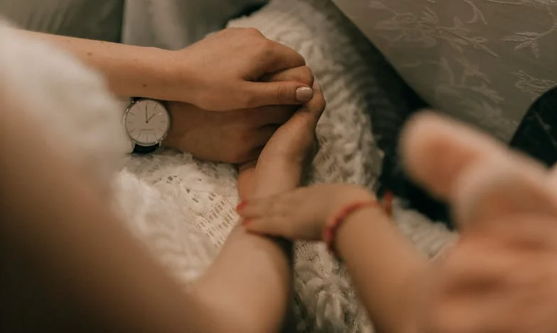 Ma mère a exigé que je rédige un testament contre mon mari… le jour de l’anniversaire de ma fille